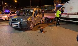 Otomobille çarpışan ehliyetsiz motosiklet sürücüsü yaralandı