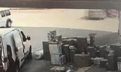 Alanya’nın komşusunda iki otomobilin çarpıştığı anlar kameralara yansıdı