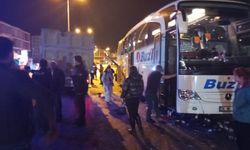 Otobüs ve hafriyat kamyonu çarpıştı: 4 yaralı