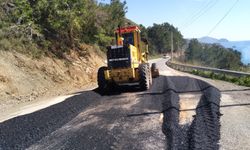 Büyükşehir farklı mahallelere asfalt atmaya devam ediyor