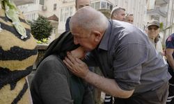 Evleri alev alev yandı! Birbirlerine sarılarak teselli buldular