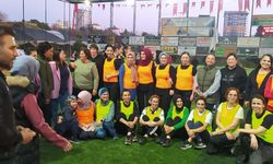 Mahmutlar'da futbola anne eli değdi