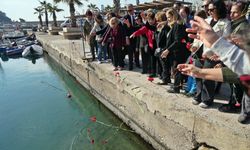 Mübadillerinin Antalya'ya gelişinin 100'üncü yılında denize kırmızı karanfiller bırakıldı