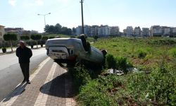 Alanya'nın komşusunda otomobilin takla attığı kaza ucuz atlatıldı
