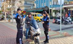 Alanya'da polis motosiklet sürücülerini tek tek bilgilendirdi
