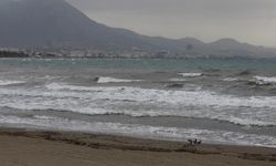 Alanya sahilinde şiddetli rüzgar denizde dalgalar oluşturdu