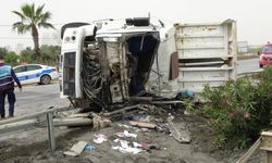 Alanya yolunda korkutan kaza: Kamyonete çarpan kamyon refüje devrildi!