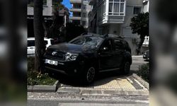 Alanya’da kontrolden çıkan araç ağaca çarparak durabildi