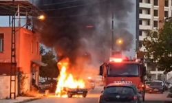 Alanya’da park halindeki hafif ticari araç yandı