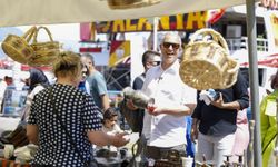 Başkan Özçelik festival alanında stantları ziyaret etti