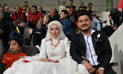 Alanyaspor – Beşiktaş maçında gelin - damat sürprizi