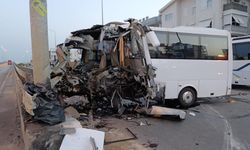 Turistleri taşıyan midibüs kaza yaptı: 1 ölü, 20 yaralı