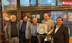 Hal Müdürü Parlayüksel plaket ile mesleğe veda etti