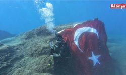 Gazipaşa'da deniz altında işaret diliyle İstiklal Marşı’nı okudular