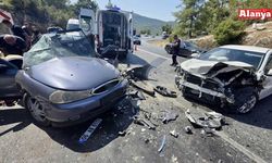 Antalya'da 2 otomobil çarpıştı: 8 yaralı