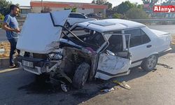 Hafif ticari ile çarpışıp hurdaya dönen otomobildeki 2 kişi yaralandı