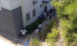 Çatıdan balkona hortumla inmek isterken hayatını kaybetti