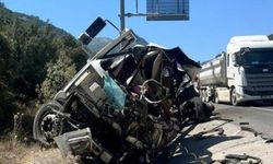 Antalya'da TIR devrildi: Genç sürücü hayatını kaybetti