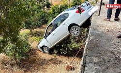 Alanya’da kontrolden çıkan otomobil bahçeye devrildi