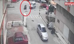 Motosiklet hafif ticari araca çarpmamak için devrildi: 2 yaralı