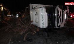 Antalya'da odun yüklü kamyon devrildi, trafik 3 saat durdu