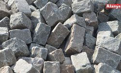 Alanya’da bunu da gördük! Muhtarlığa teslim edilen parke taşları çalındı!