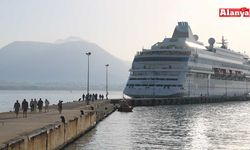Rus turistler denizden Alanya’ya geldi