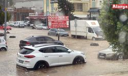 Antalya'da sağanak yolları göle döndürdü, araçlar mahsur kaldı