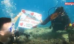 Alanya'da sualtında evlilik teklif edip yüzük taktı