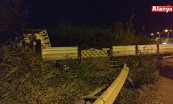 Çimento yüklü TIR devrildi, şans eseri yaralanan olmadı