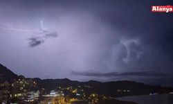 Şimşekler geceyi gündüze çevirdi: Muhteşem doğa olayı kameraya yansıdı