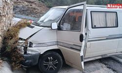 Antalya'da istinat duvarına çarpan aracın sürücüsü yaralandı