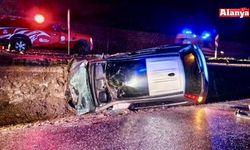 Antalya'da kontrolden çıkan otomobil yan yattı: 3 yaralı