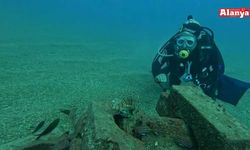 Denizin altında taşlardan balıklara yuva yaptı