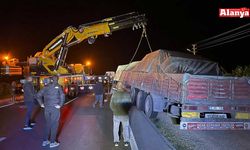 Alanya'da D-400 Karayolu'nda yolcu otobüsü TIR’a çarptı: 5 yaralı