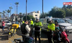 Alanya'da motosiklet sürücülerine ücretsiz kask dağıtıldı