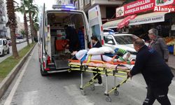 Aracın açılan kapısına çarpan motosikletteki 2 kişi yaralandı