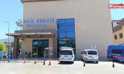 Alanya’da motosiklet yayaya çarptı: 2 yaralı