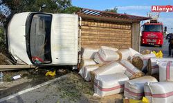 D-400 Karayolu'nda saman yüklü kamyonet devrildi