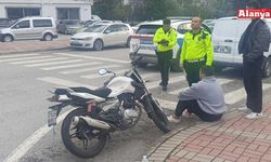 Otomobille çarpışan motosikletli tedaviyi kabul etmedi