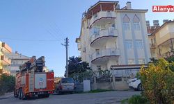 Apartman çatısındaki yangını patlayan su borusu söndürdü