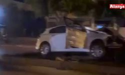 Alanya’da kontrolden çıkan otomobil refüje çarptı