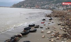 Alanya’da deniz pisliğini kıyıya kustu