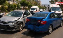 Alanya’da iki otomobil çarpıştı; 2 yaralı