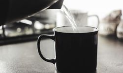 Alanya’da üzerine sıcak çay dökülen bebek hastanelik oldu