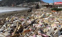 Alanya'da sahil atıklarla kaplandı