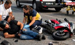 Alanya’da motosiklet park halindeki otomobile çarptı: 2 yaralı