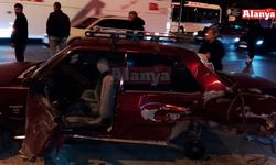 Alanya’da hafif ticari araç ile otomobil çarpıştı: 2 yaralı
