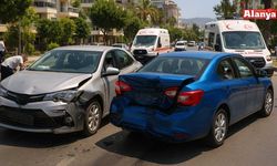 Alanya’da iki otomobil çarpıştı: 2 yaralı