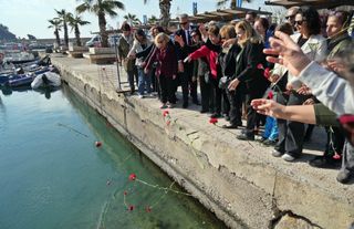 Mübadillerinin Antalya'ya gelişinin 100'üncü yılında denize kırmızı karanfiller bırakıldı